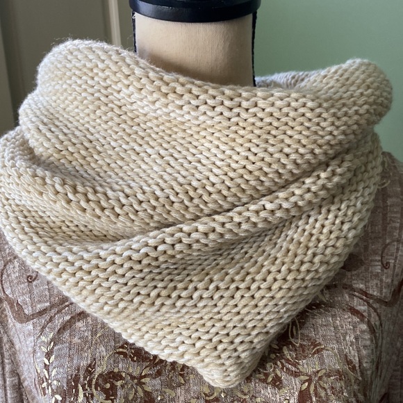 Boutique oatmeal scarf with brown faux leather  cuff - Picture 6 of 9